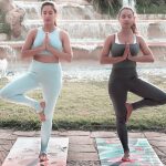 Practicar yoga al aire libre en la ciudad de Barcelona